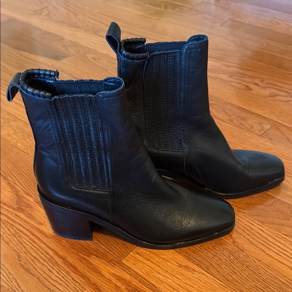 Sleek Black Ankle Boots with Elastic Panels - Picture 3 of 5